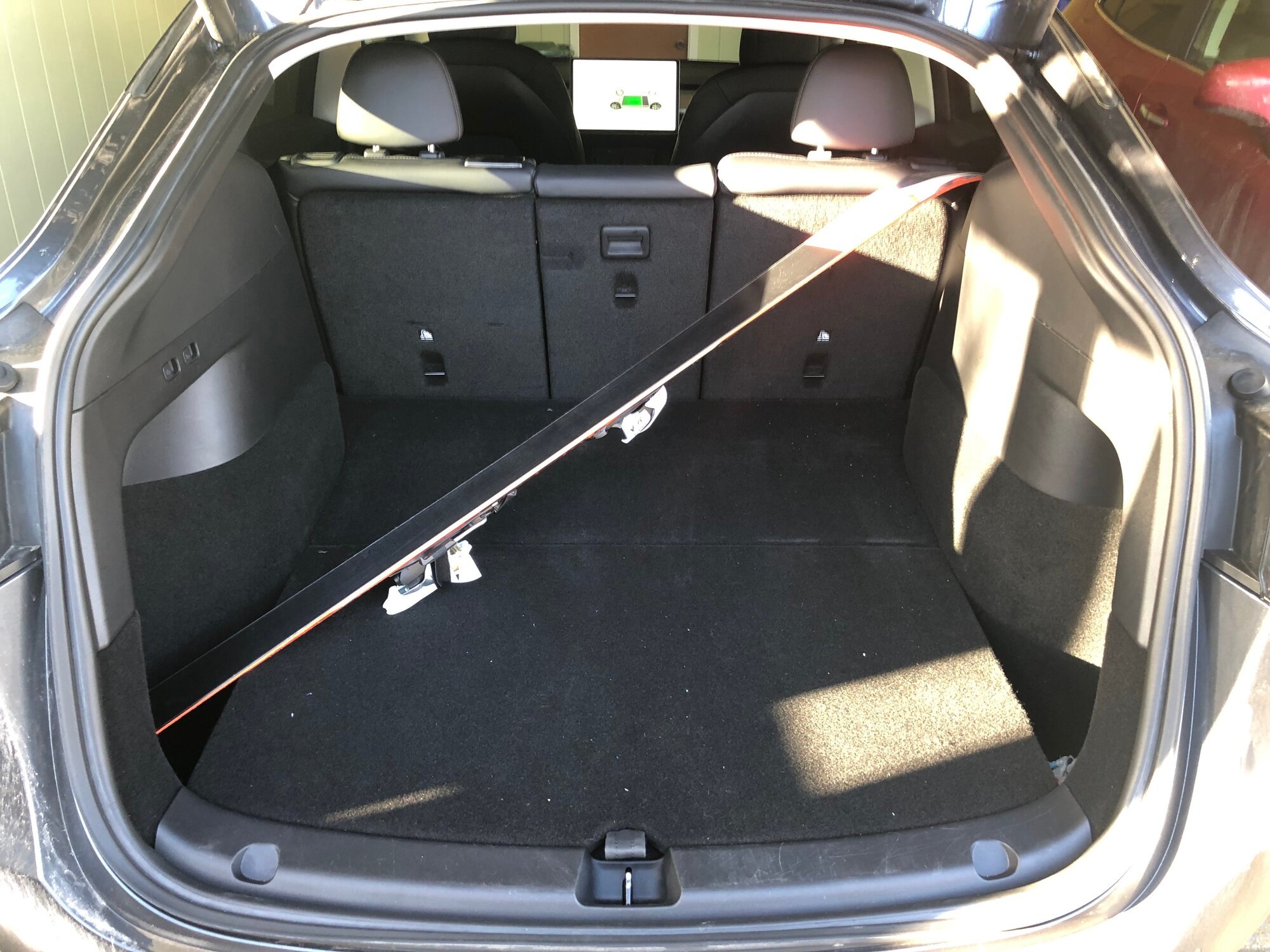 How to transport skis safely in Model Y