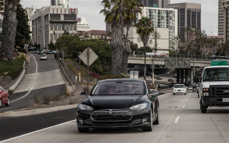 2012-Tesla-Model-S-front-motion-on-highway.jpg