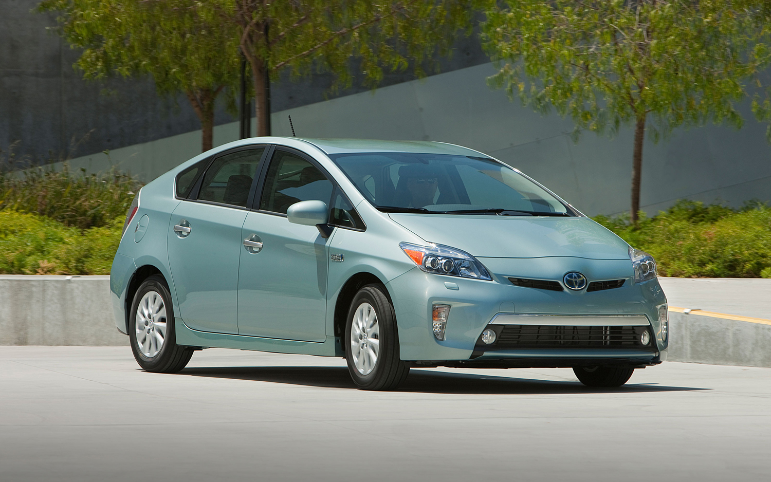 2012-toyota-prius-plug-in-front-right-view.jpg