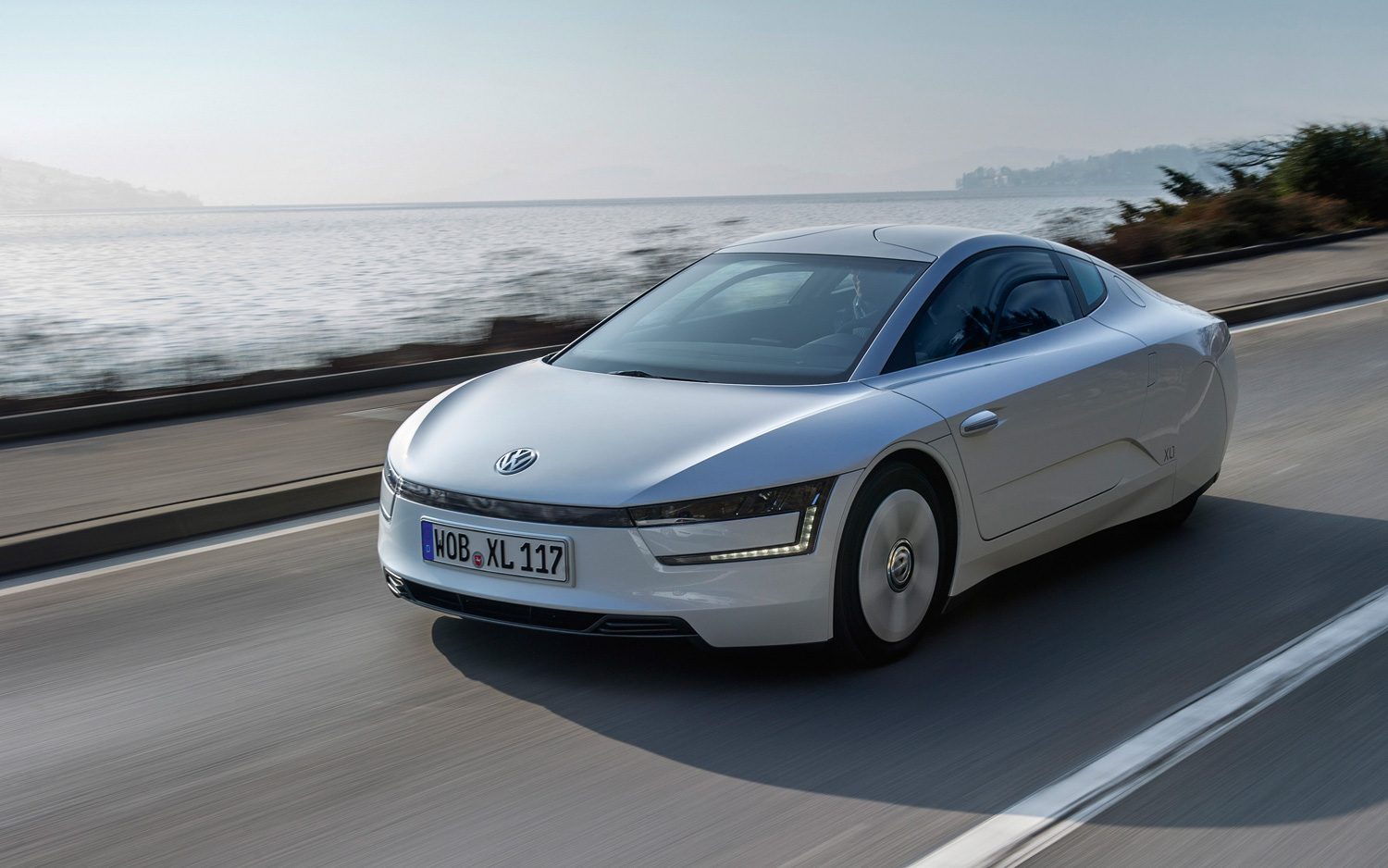 2013-Volkswagen-XL1-front-three-quarters-in-motion-6.jpg
