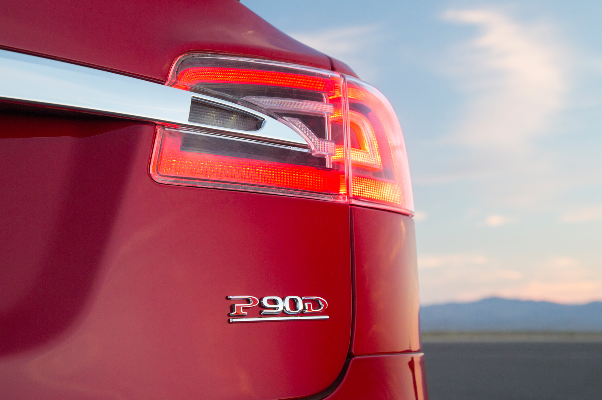 2015-Tesla-Model-S-P90D-rear-taillight.jpg