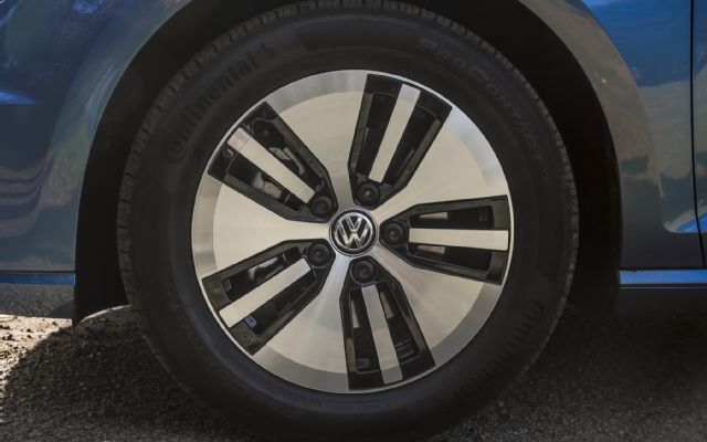 2015-Volkswagen-e-Golf-wheels.jpg