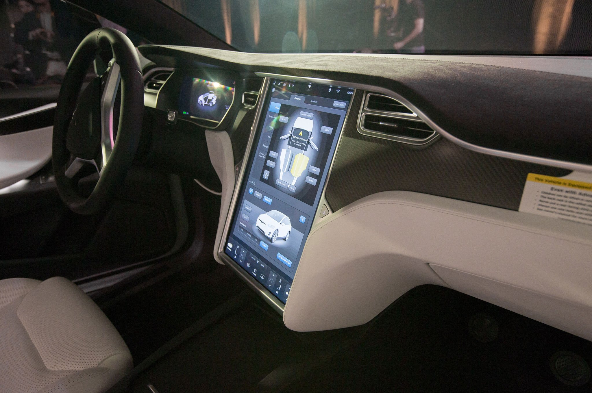 2016-Tesla-Model-X-interior-from-passenger-seat.jpg