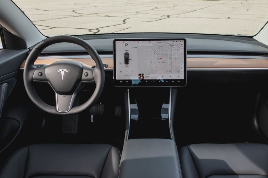 2020-Tesla-Model-3-front-cabin-interior-view-3094422267.jpg