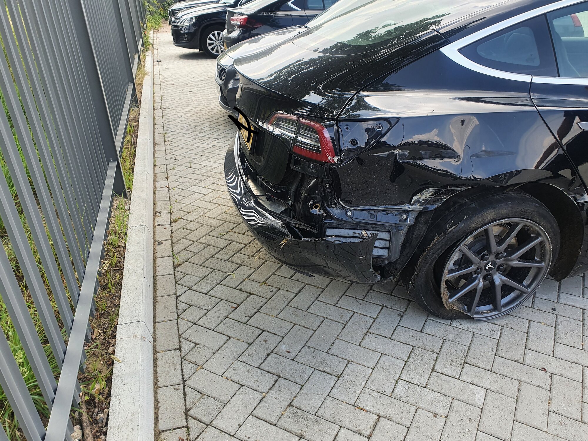 Reifen leicht beschädigt - schlimm? - Model 3 Technik - TFF Forum - Tesla  Fahrer & Freunde