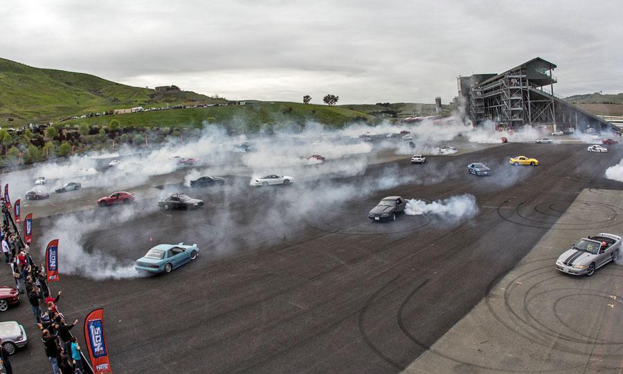 75-Cars-Combine-To-Set-Guiness-World-Record-For-Simultaneous-Donuts.jpg