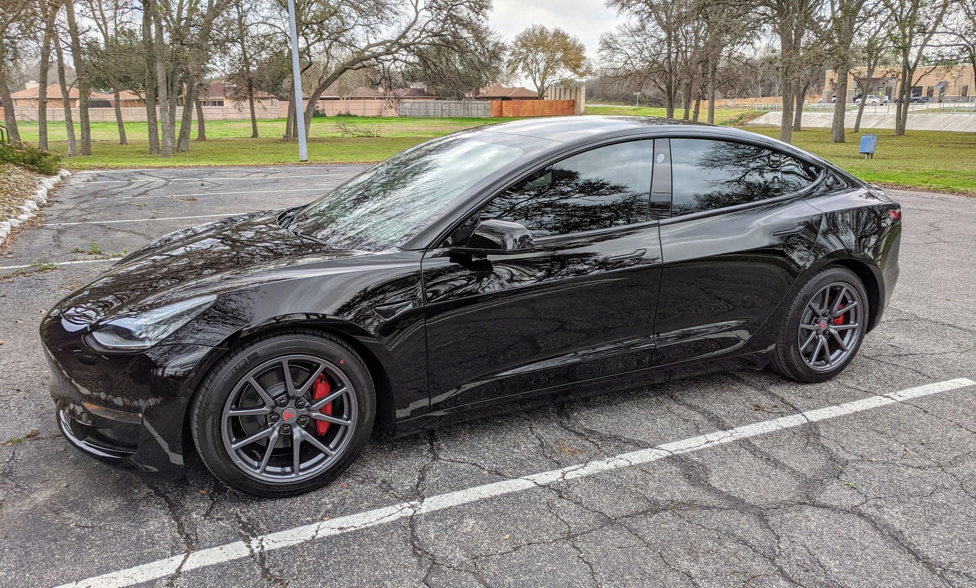 Victor at styre chef Red brake calipers with aero covers off | Tesla Motors Club