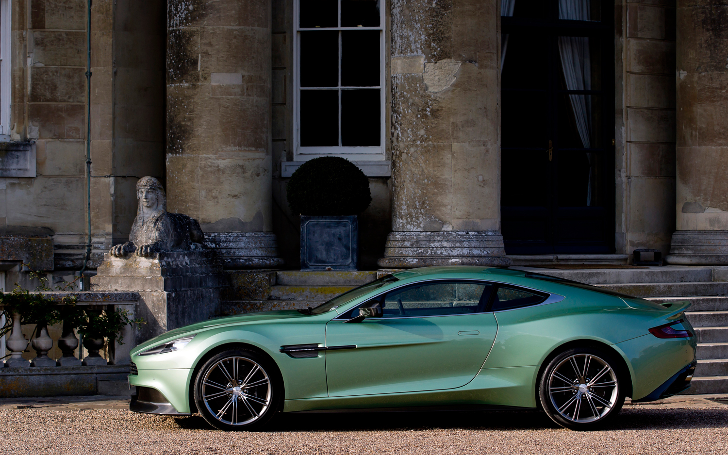 Aston-Martin-Vanquish-side.jpg
