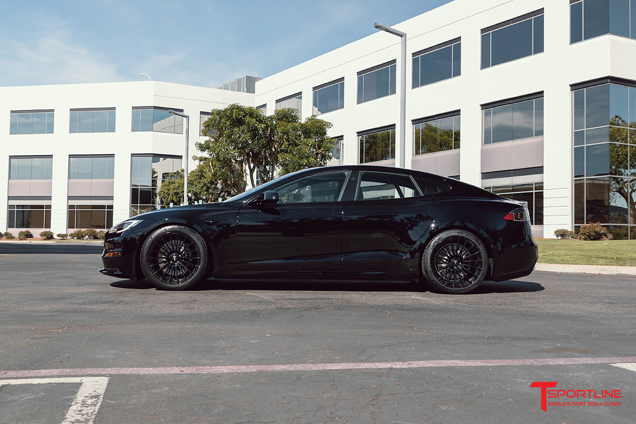 Black-Tesla-Model-S-Plaid-20-inch-ts118-gloss-black-wm-2.jpg