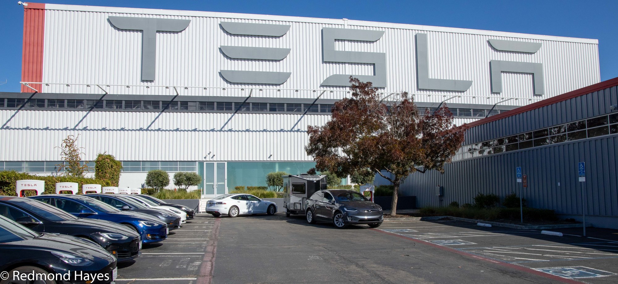 Duo en recharge Tesla Factory SC 20 octobre 2019-2 (1 sur 1).jpg