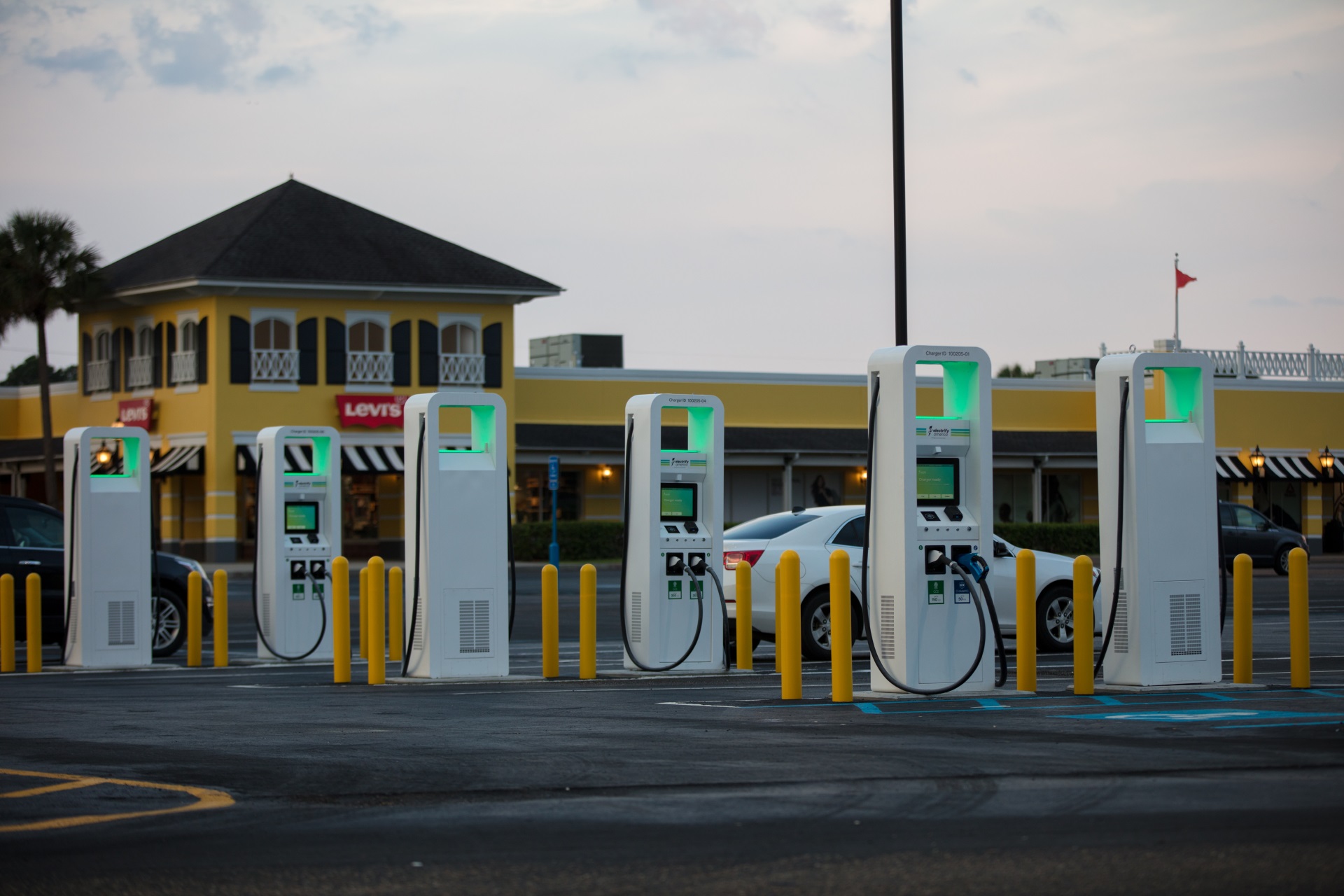 electrify-america-dc-fast-chargers-in-gulfport-mississippi_100673827_h.jpg