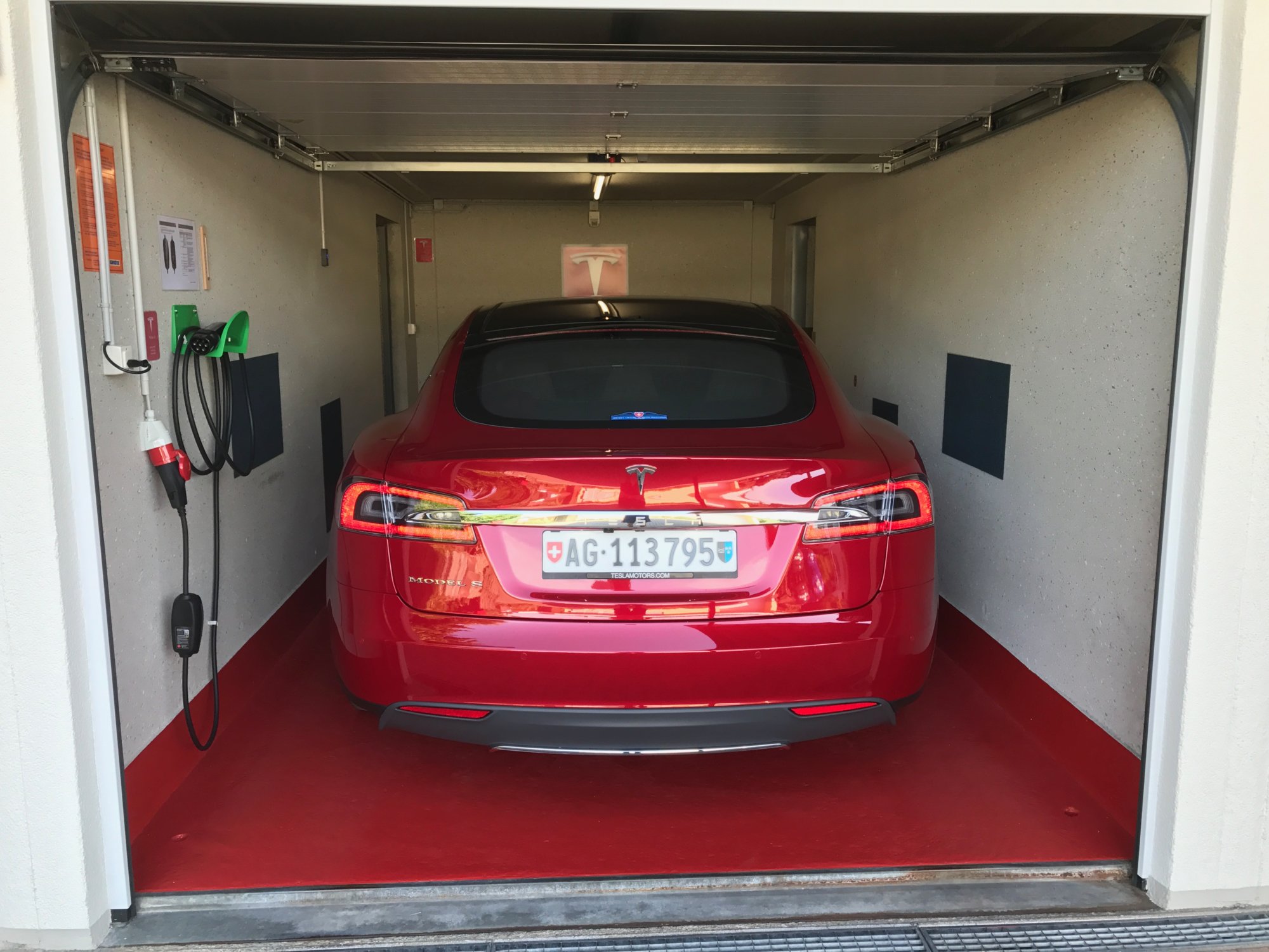 Garage Tesla.JPG