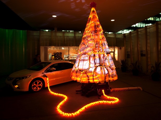 gary-cards-electric-christmas-tree-made-of-vauxhall-ampera-parts-for-the-finale-of-the-vauxhall-.jpg