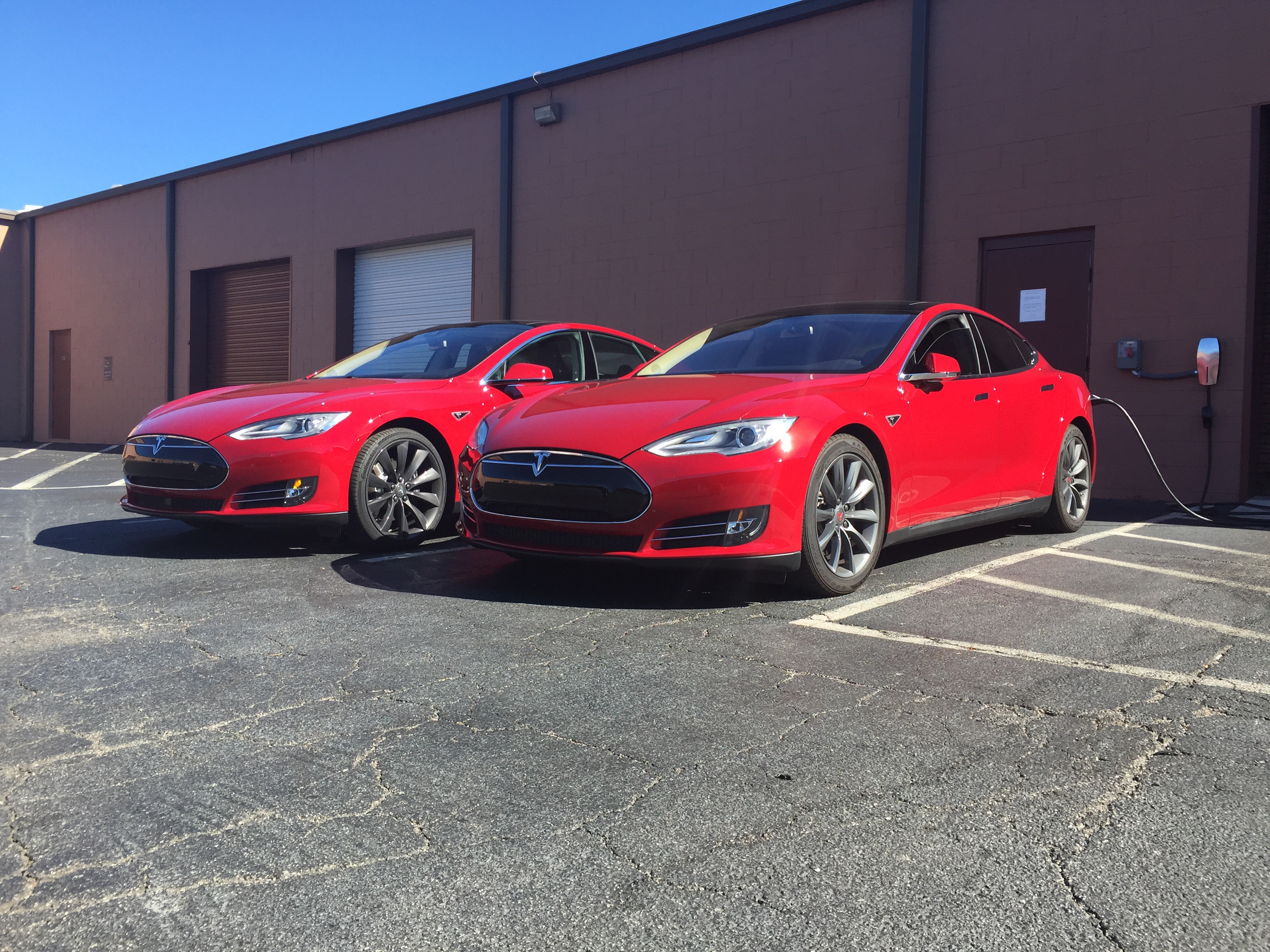 Grijze T Sportline velgen vs Grijze Tesla velgen met MC Red Model S.jpg