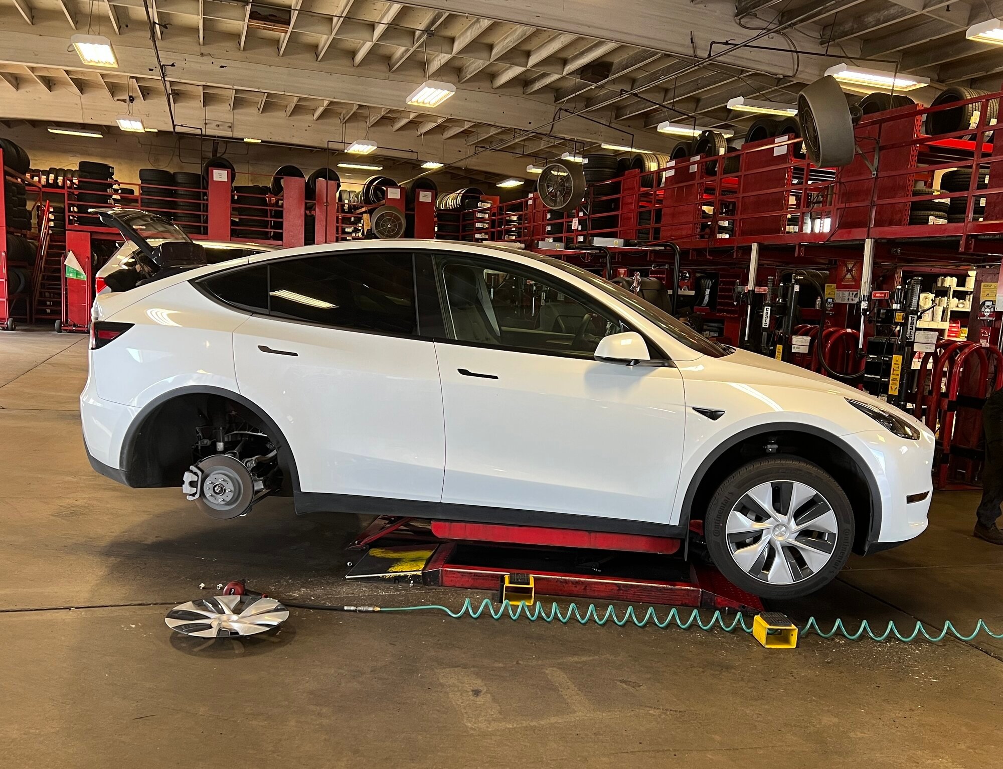 America's tire lifting model Y without jack pad - is it safe?