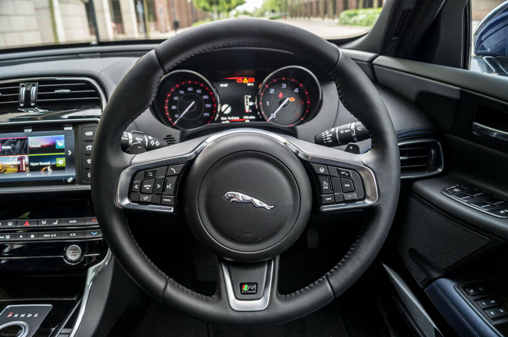 Jaguar-XE-Steering-Wheel-carwitter.jpg