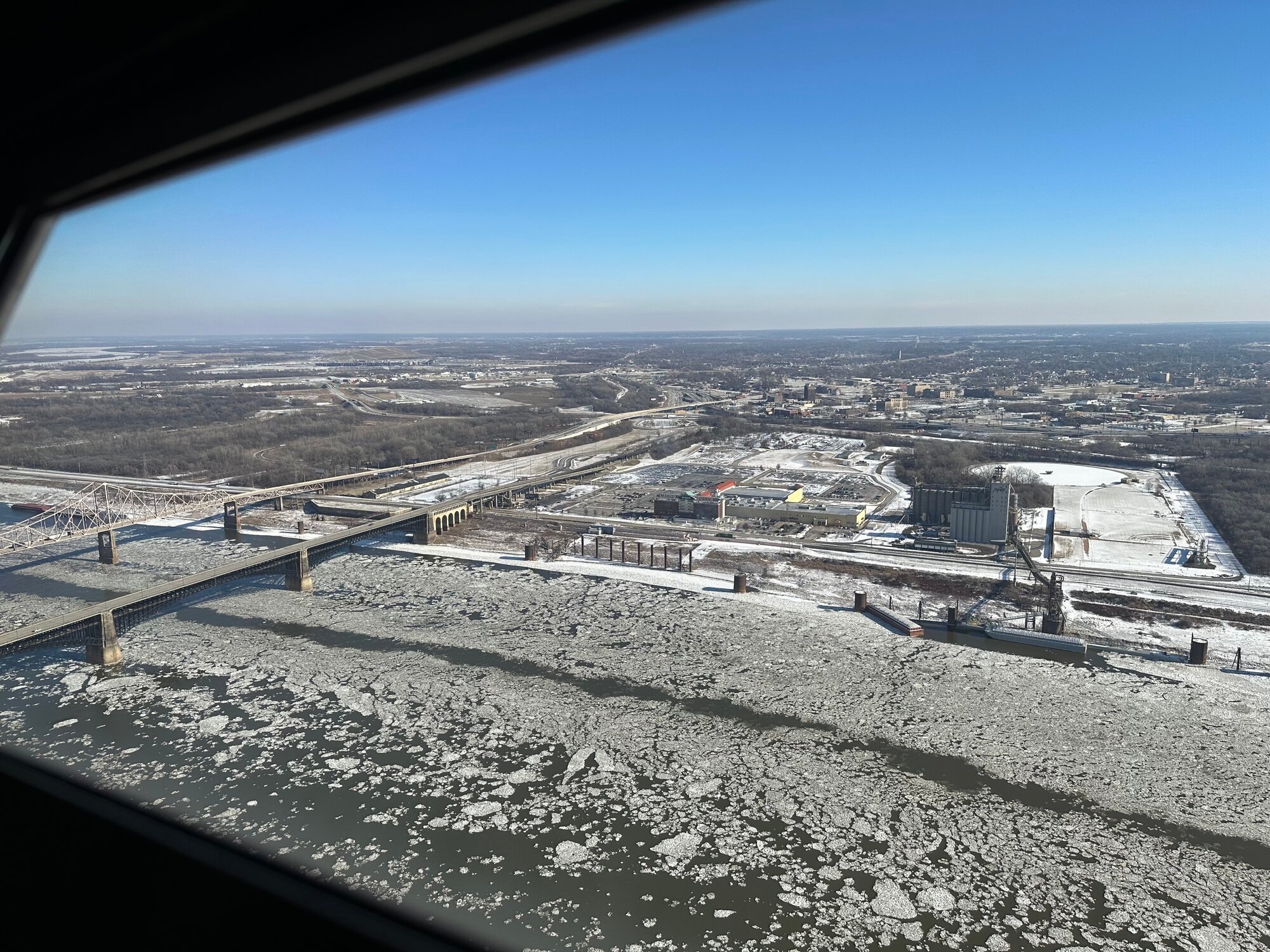 mississippi_river_from_gateway_arch.jpg