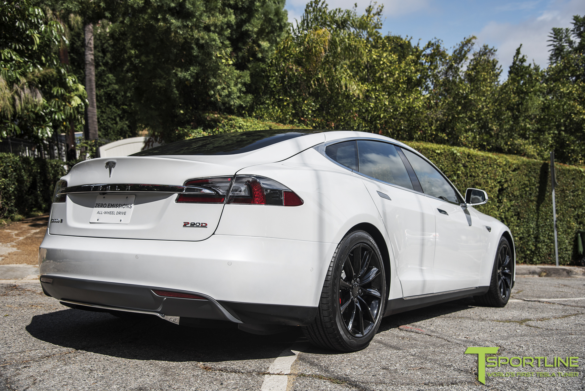 Pearl-White-Tesla-Model-S-on-Gloss-Black-5.jpg