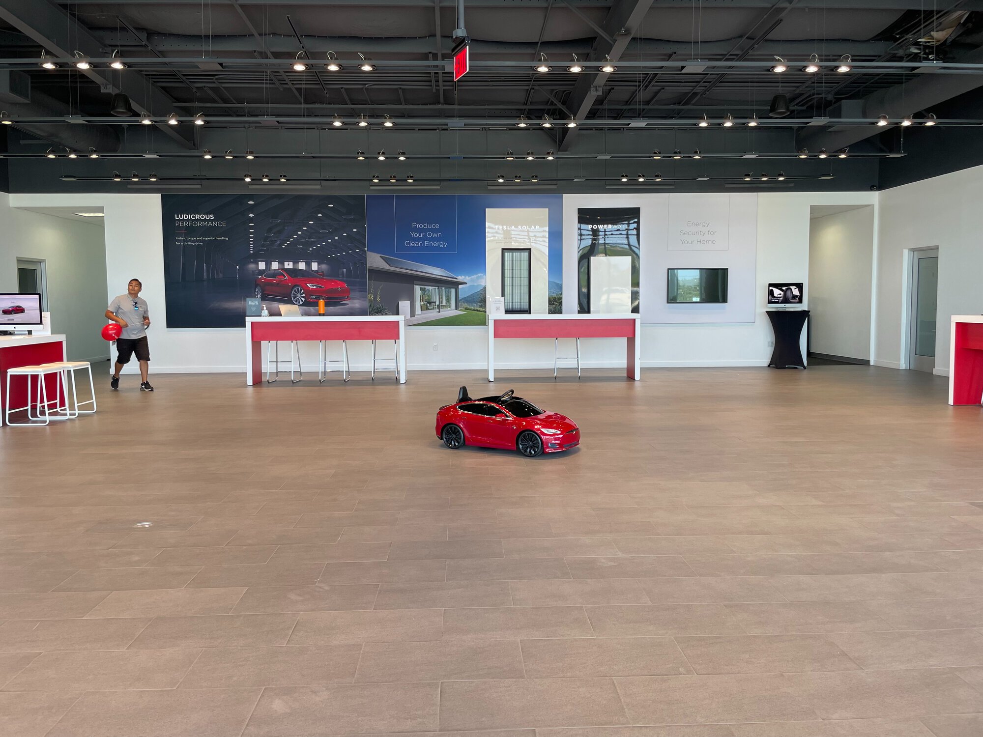 San Antonio Tesla Showroom 20220716.jpeg