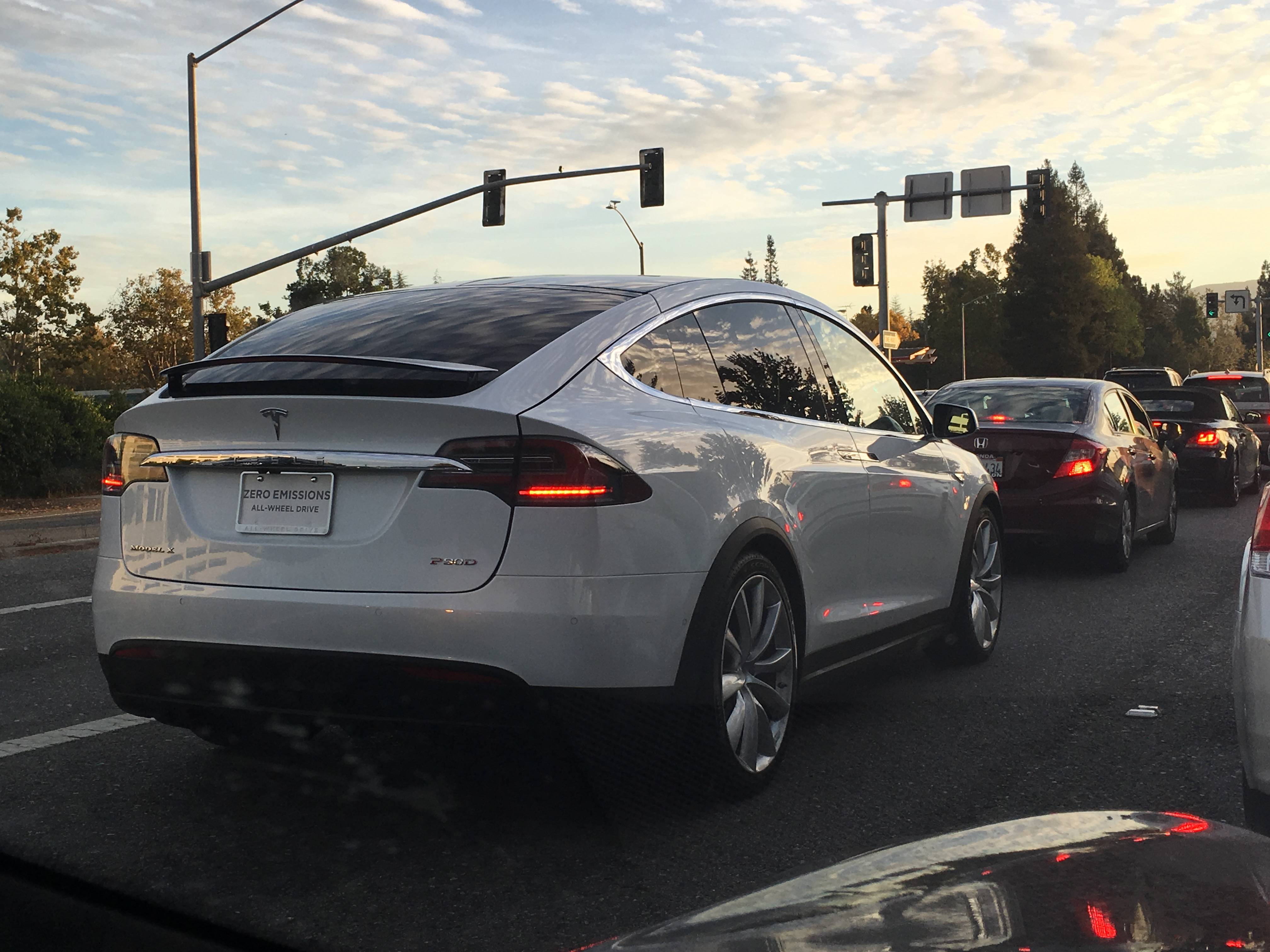Seen in the wild tonight driving home. White P90D Model X - Imgur.jpg
