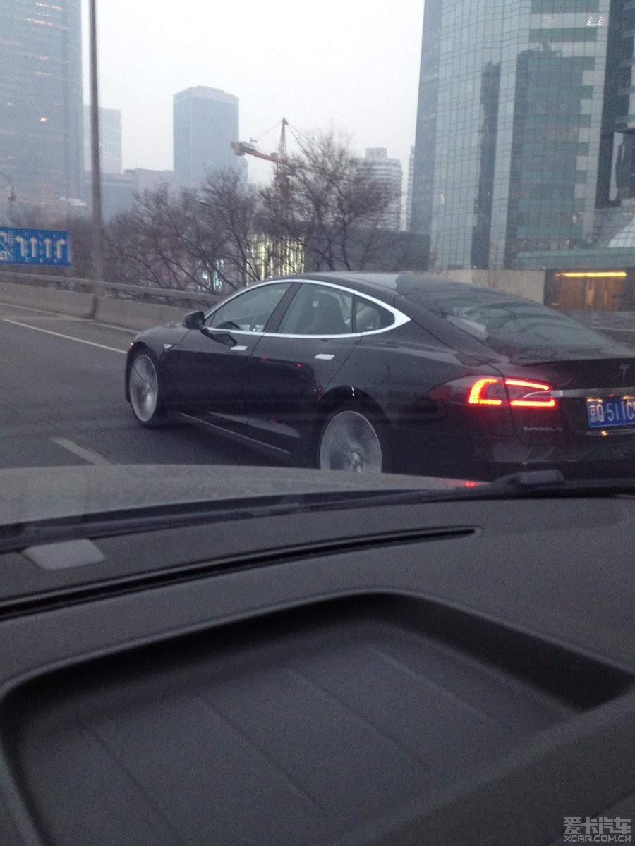 Tesla Beijing 2.jpg