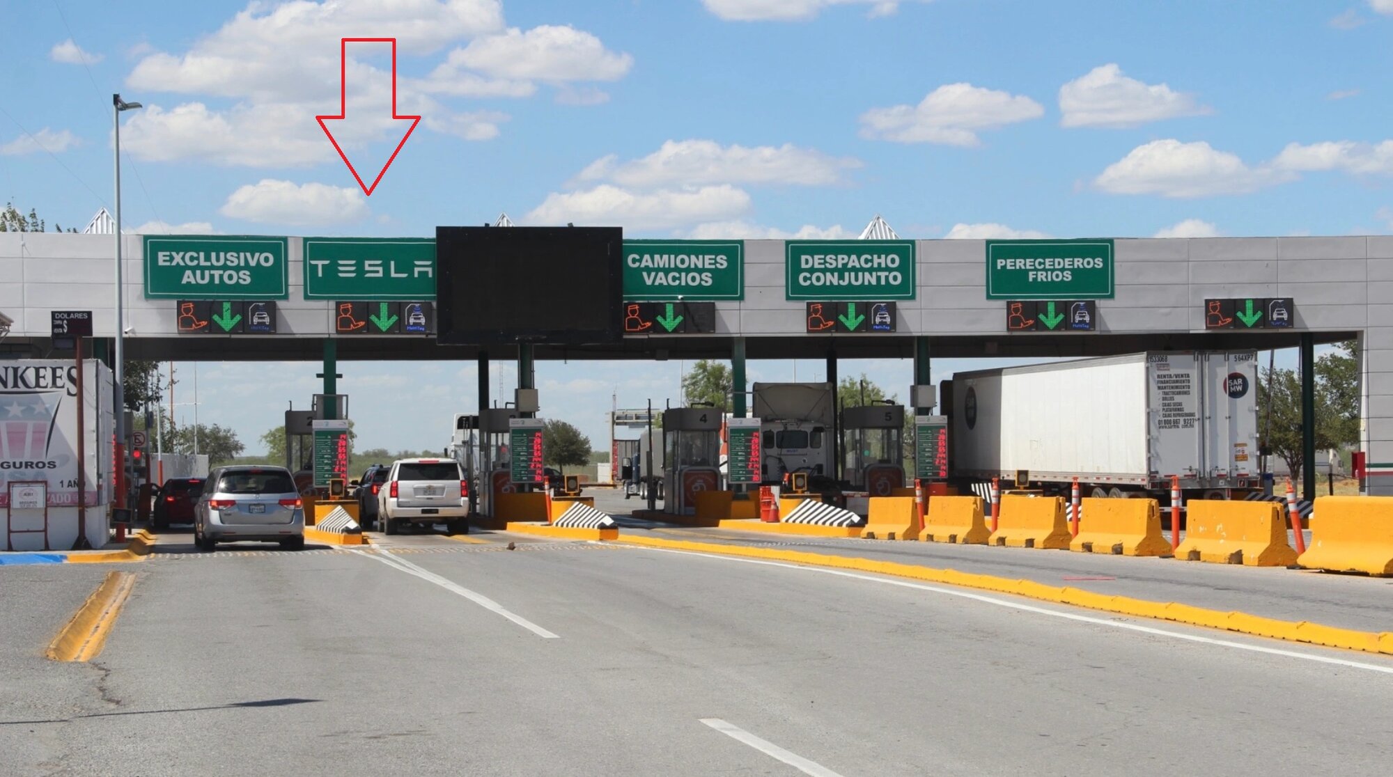 Tesla-Lane-at-USMexico-border a.jpg