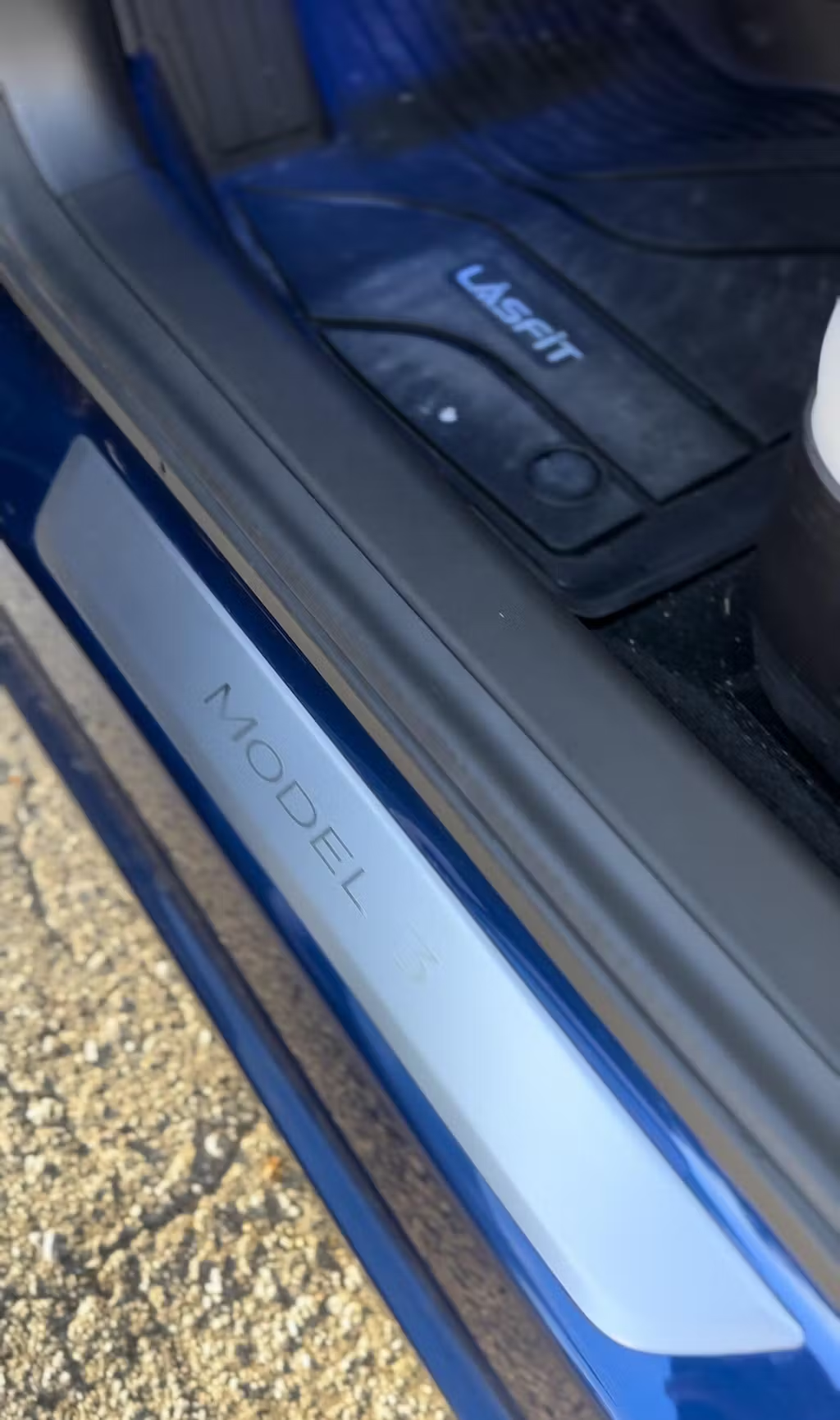 Tesla model 3 door sill protector.png