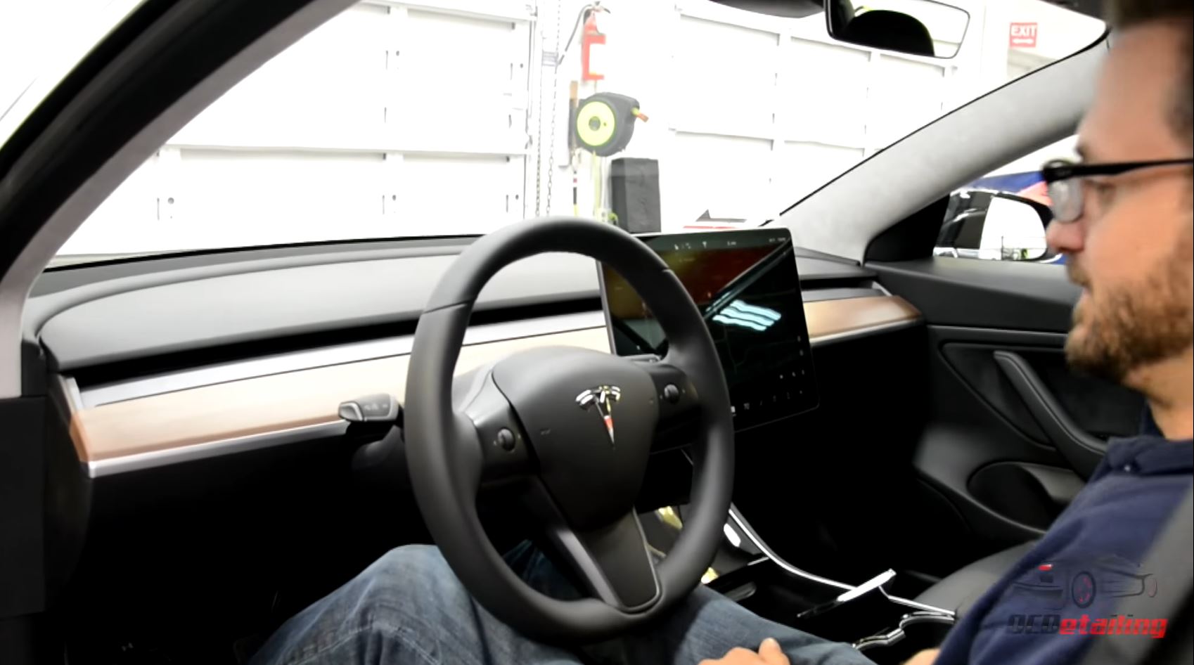 Tesla-Model-3 steering wheel.jpg