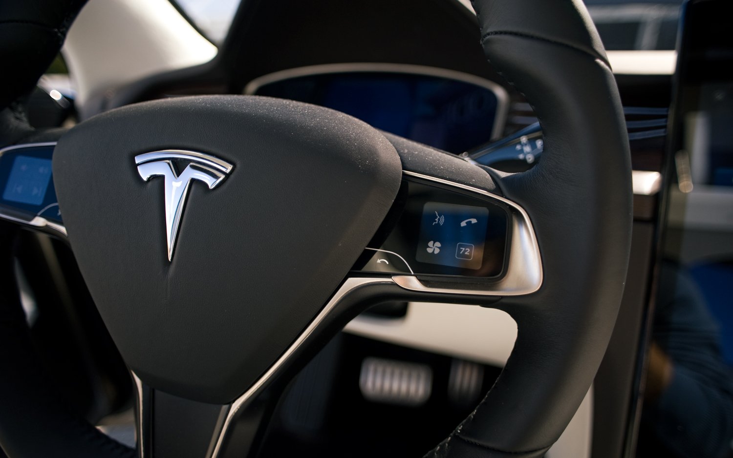 Tesla-Model-X-Steering-Wheel-iPod-Nano-Like-Thumb-Controls.jpg