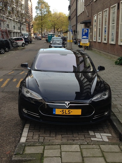 Tesla parkeren in Amsterdam.jpg