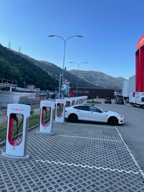 Tesla SC Zwitserland 2022.jpg