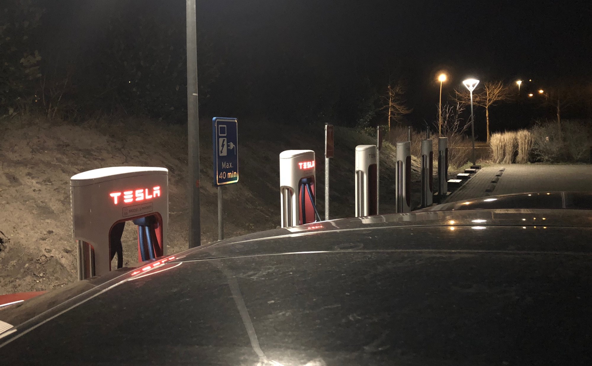 Tesla supercharger Drachten - nog niet in gebruik.jpg