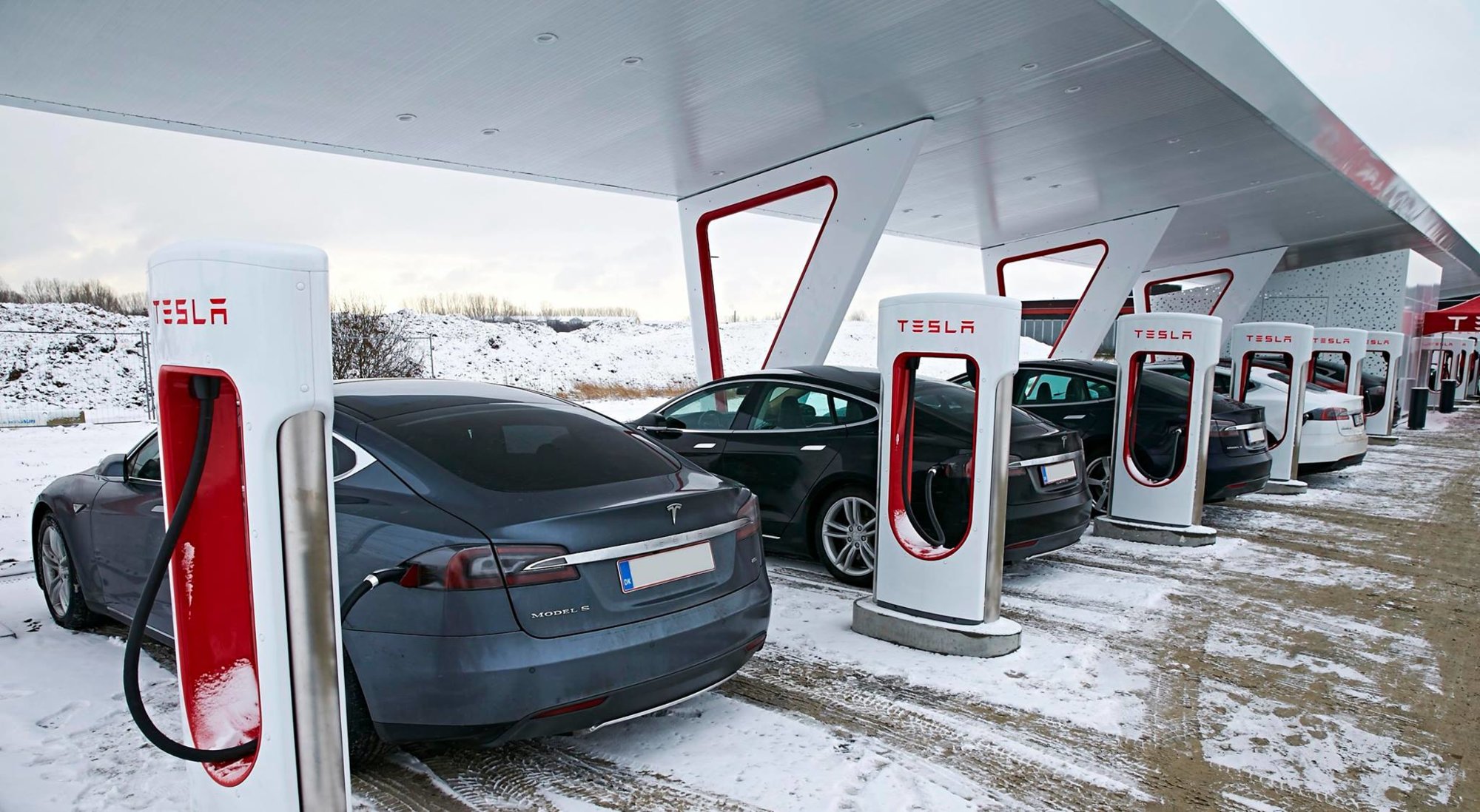 Tesla-Supercharging-Station.jpg