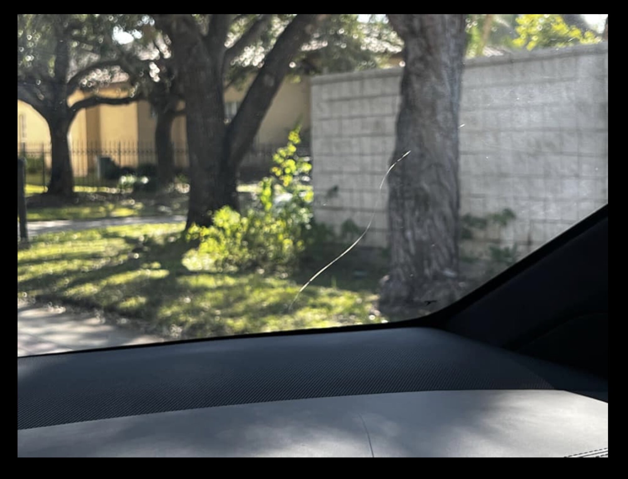 Tesla windshield large crack.jpeg