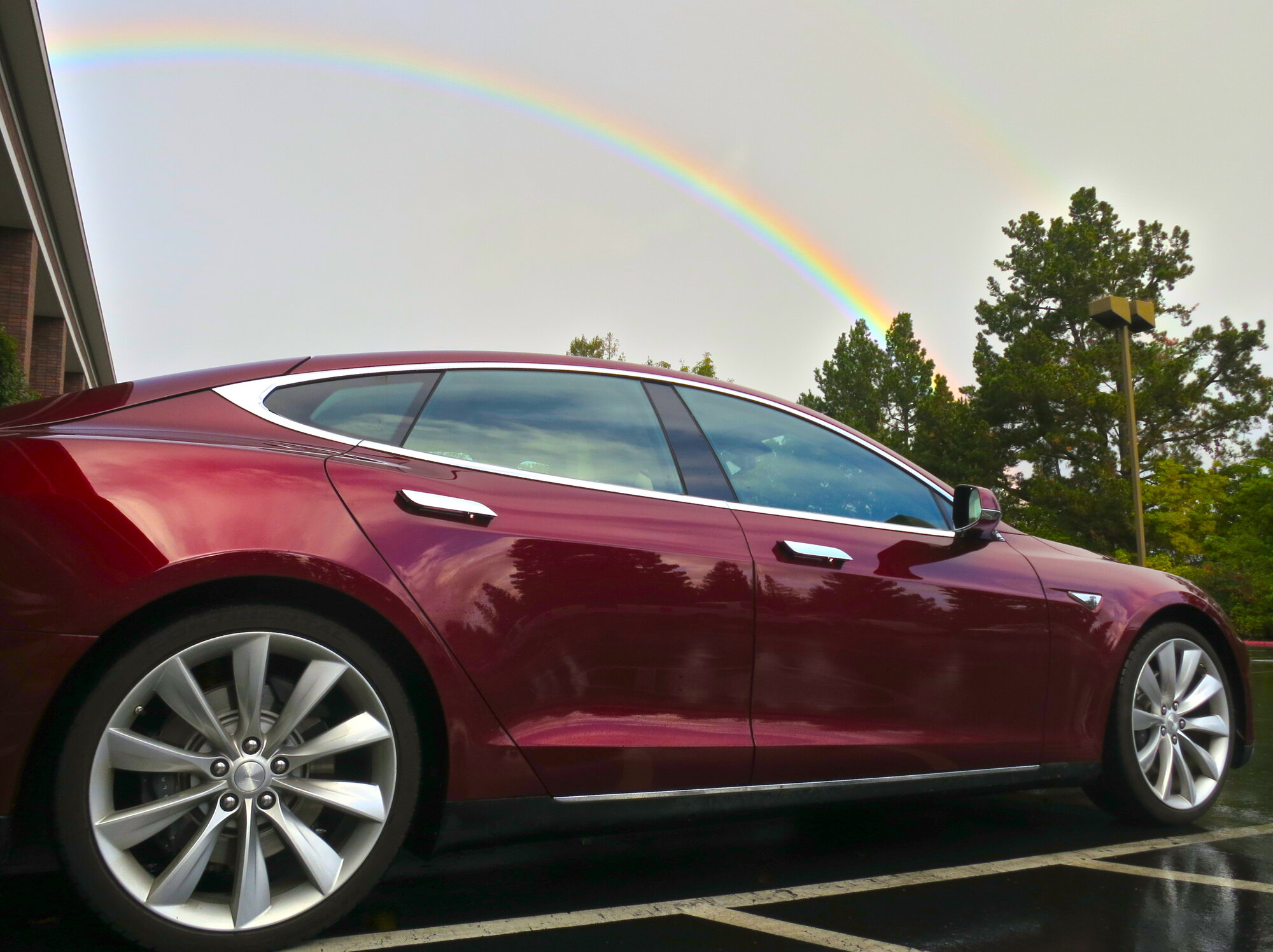 Tesla_Model_S_and_rainbow.jpg