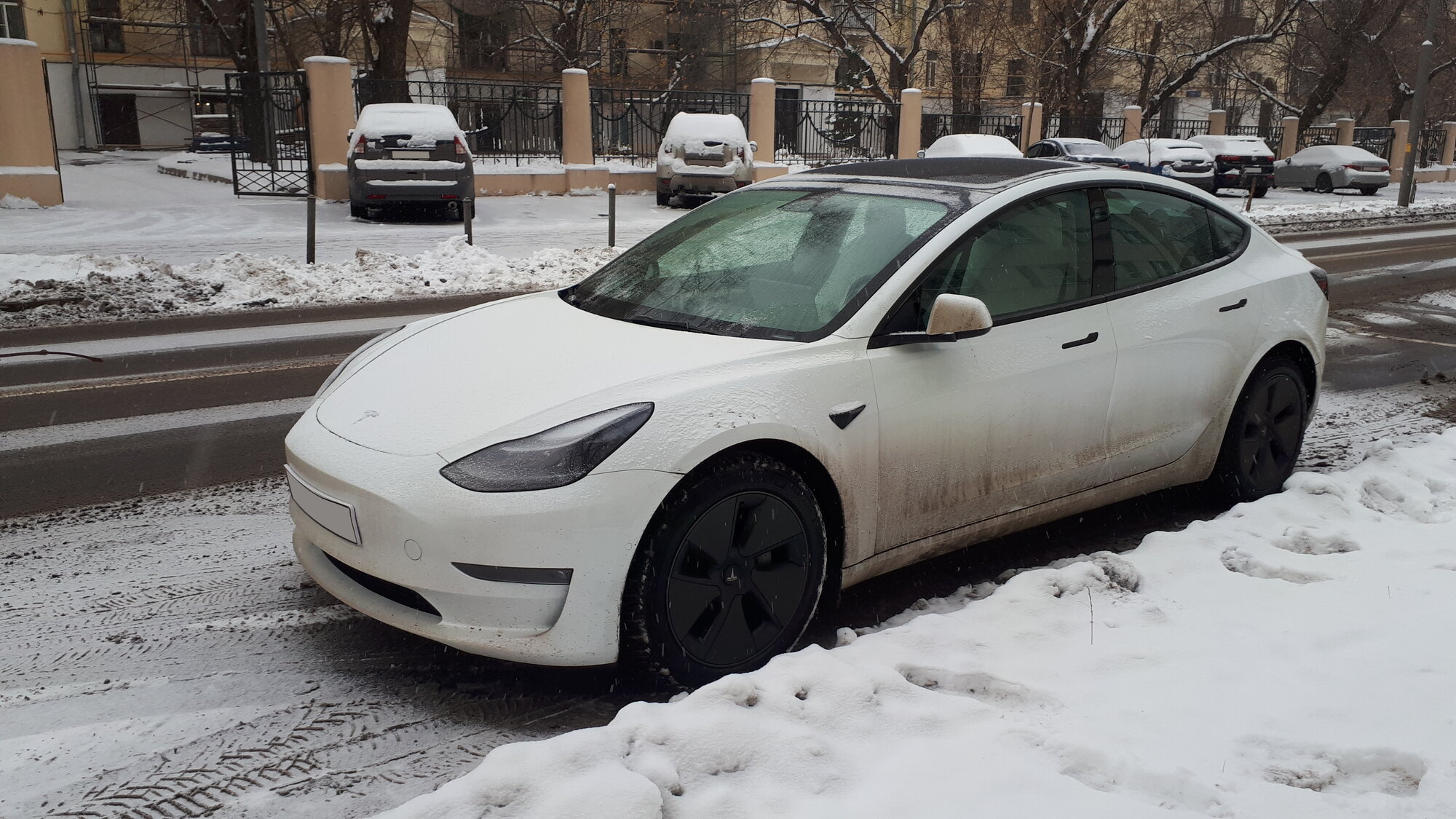 Tesla_Model_S_in_snow_(front_view).jpg