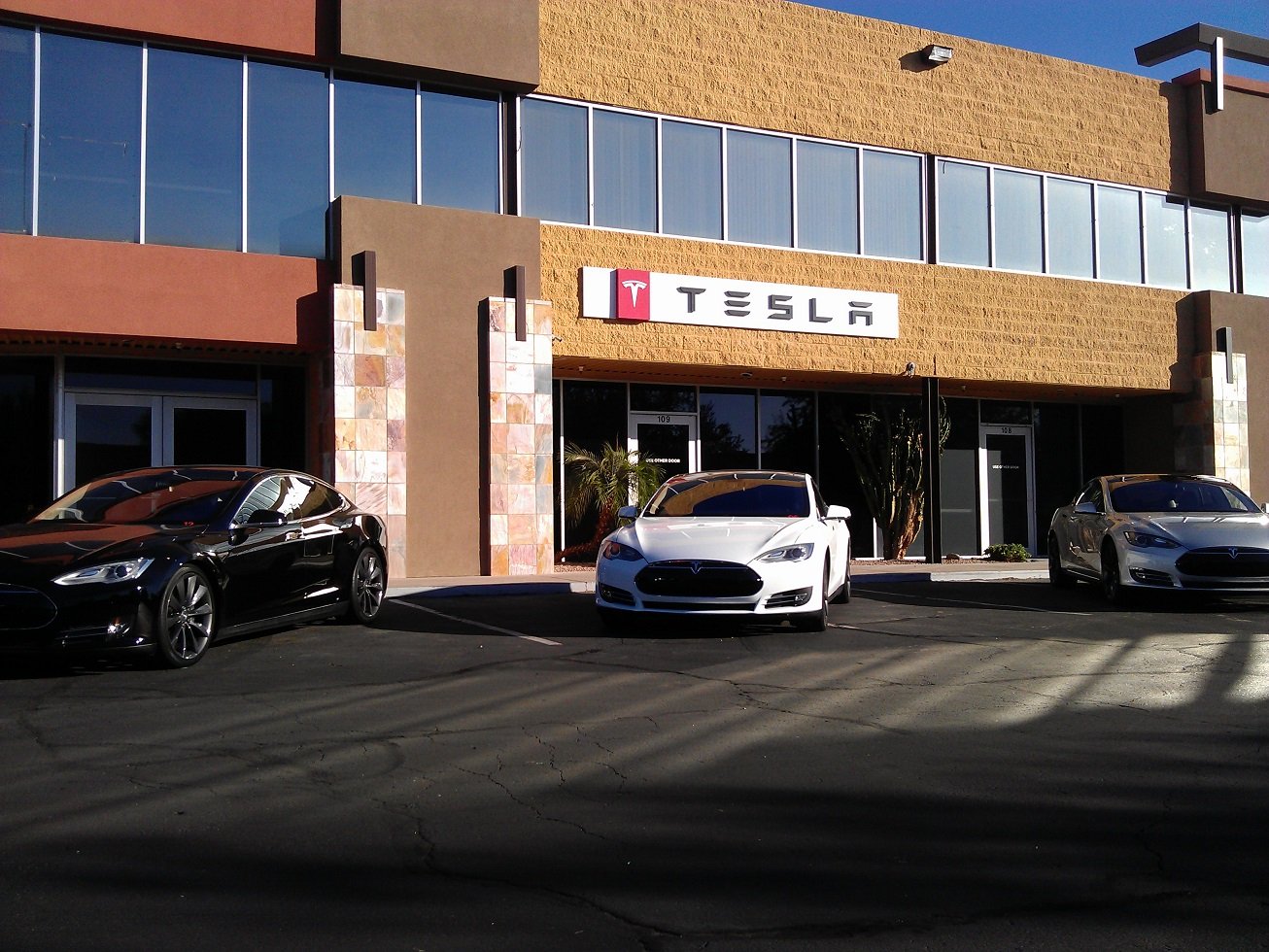 Tesla_ServiceCenter_Scottsdale_sm.jpg