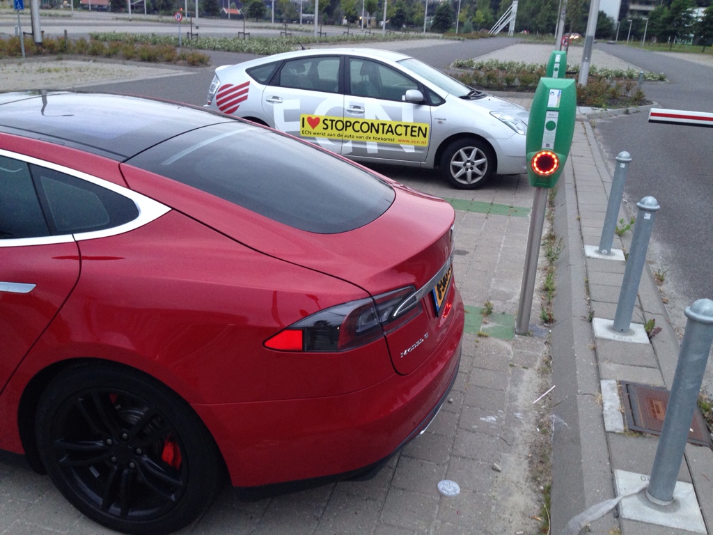 Laadkabel Tesla losgerukt gestolen | Tesla Motors Club