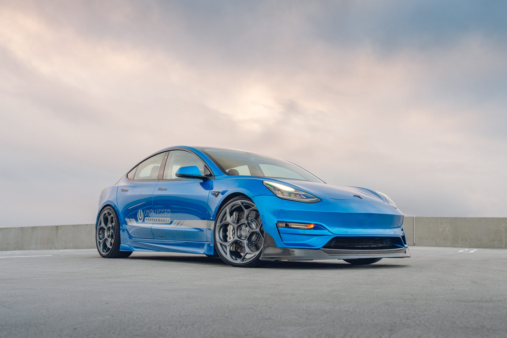 Unplugged-Performance-Blue-Tesla-Model-3-21inch-UP-05-Satin-Titanium-Wheels-3.jpg