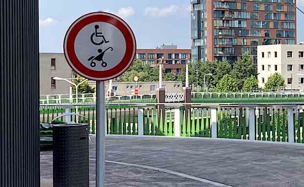 verboden-buggy-kinderwagens-rolstoelen-slinger.jpg