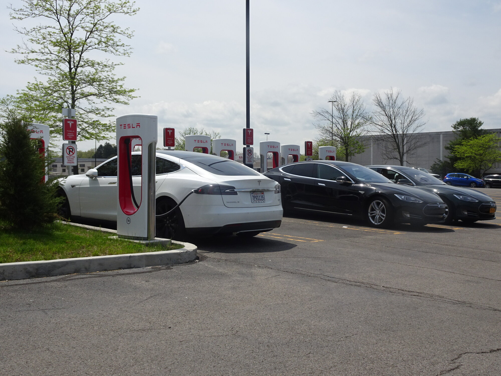 Victor_(Rochester)_NY_Tesla_Supercharger_at_Eastview_Mall_with_three_Model_S_sedans.jpg