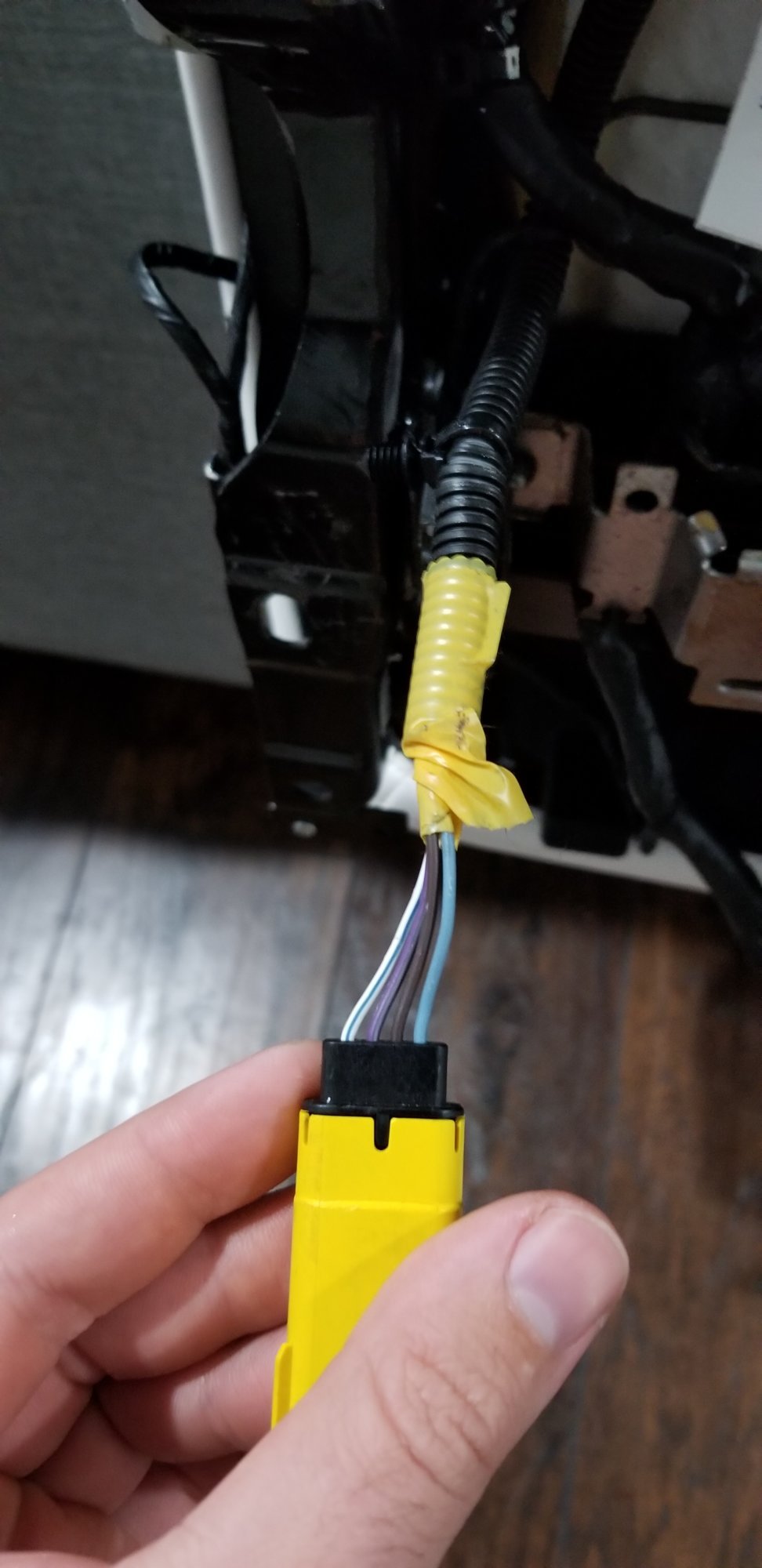 Yellow Connector (4pin) 2.jpg