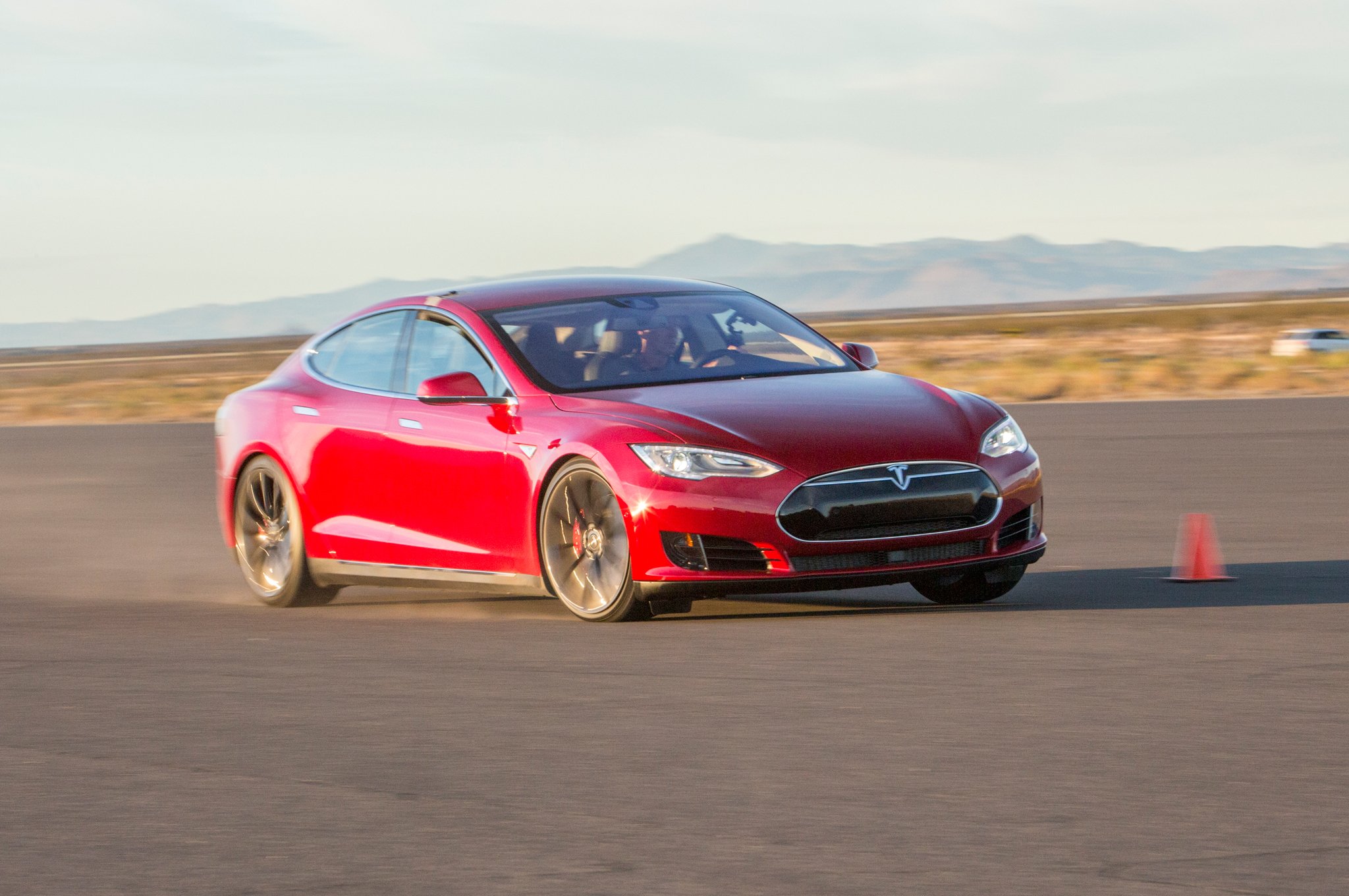 2015-Tesla-Model-S-P90D-front-three-quarter-in-motion